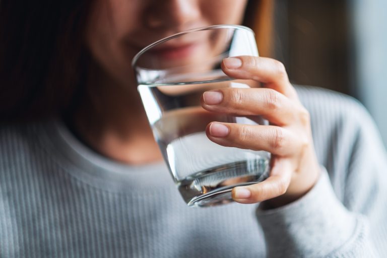 Enfant buvant un verre d'eau
