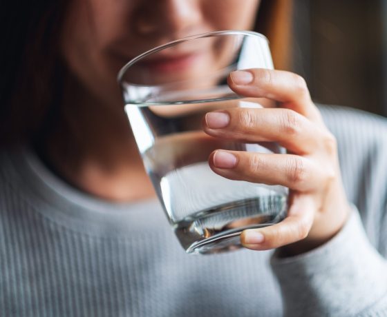 Enfant buvant un verre d'eau