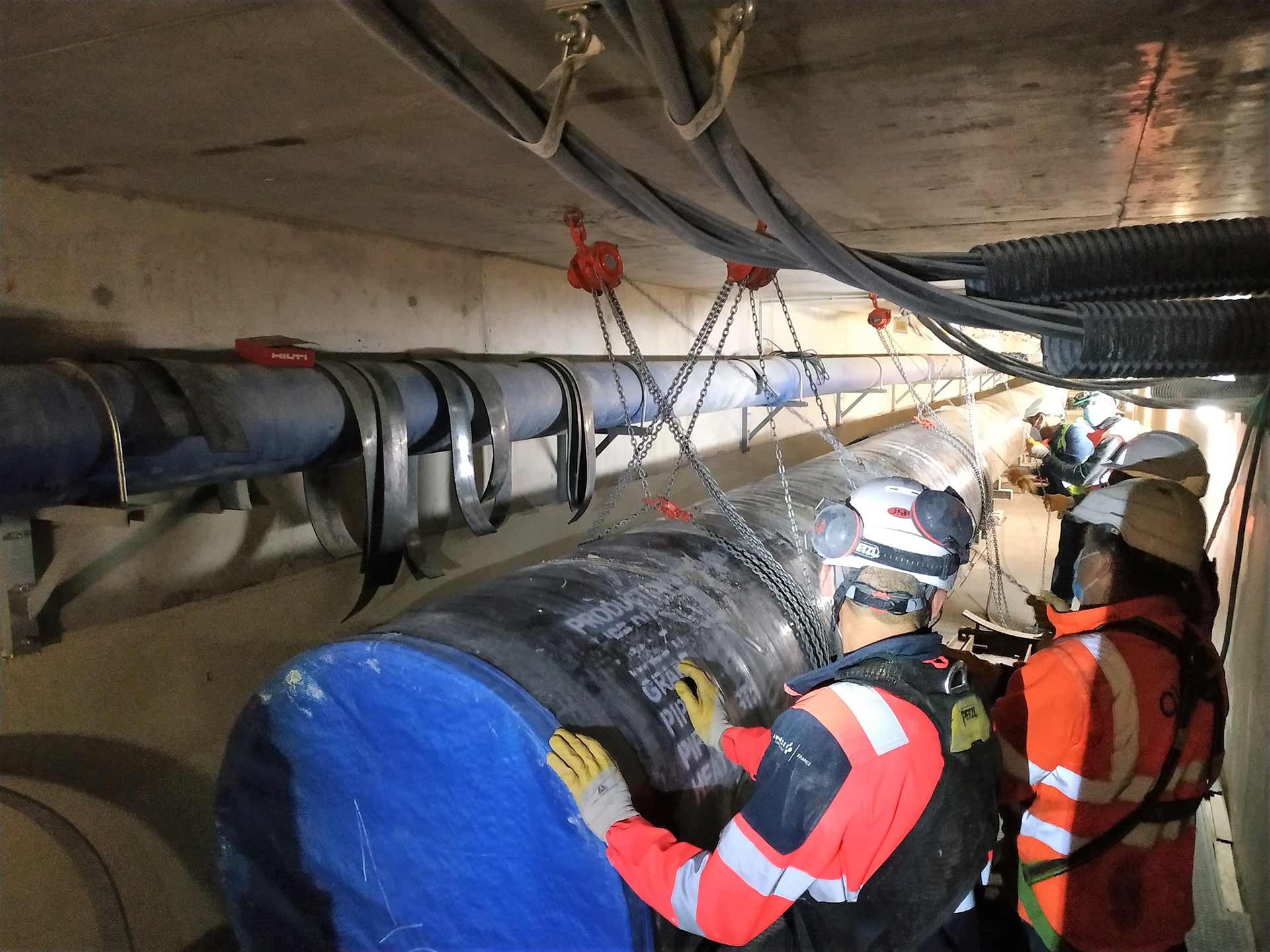 Pose d'un tronçon de conduite en galerie