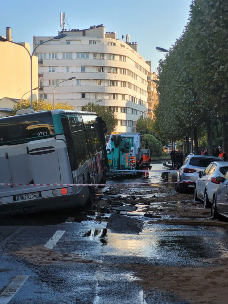 Un bus en mauvaise posture sur une route effondrée à Courbevoie - Sénéo